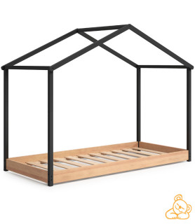 Cama infantil en forma de casita a ras de suelo.